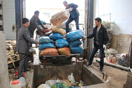 香格里拉市市場監(jiān)管局查處一非法豬皮加工點