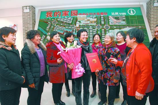 王煥榮受表彰歸來(lái)后和鄉(xiāng)親們一起交流治家的心得。圖片來(lái)源于網(wǎng)絡(luò)