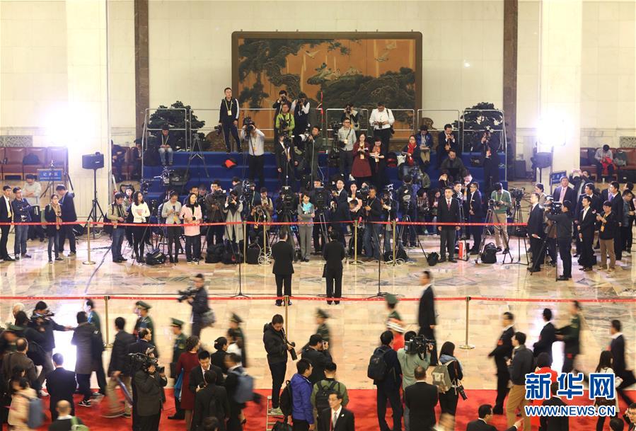 （新華全媒頭條·十九大特別報道·圖文互動）（4）高擎習(xí)近平新時代中國特色社會主義思想偉大旗幟——中國共產(chǎn)黨第十九次全國代表大會巡禮