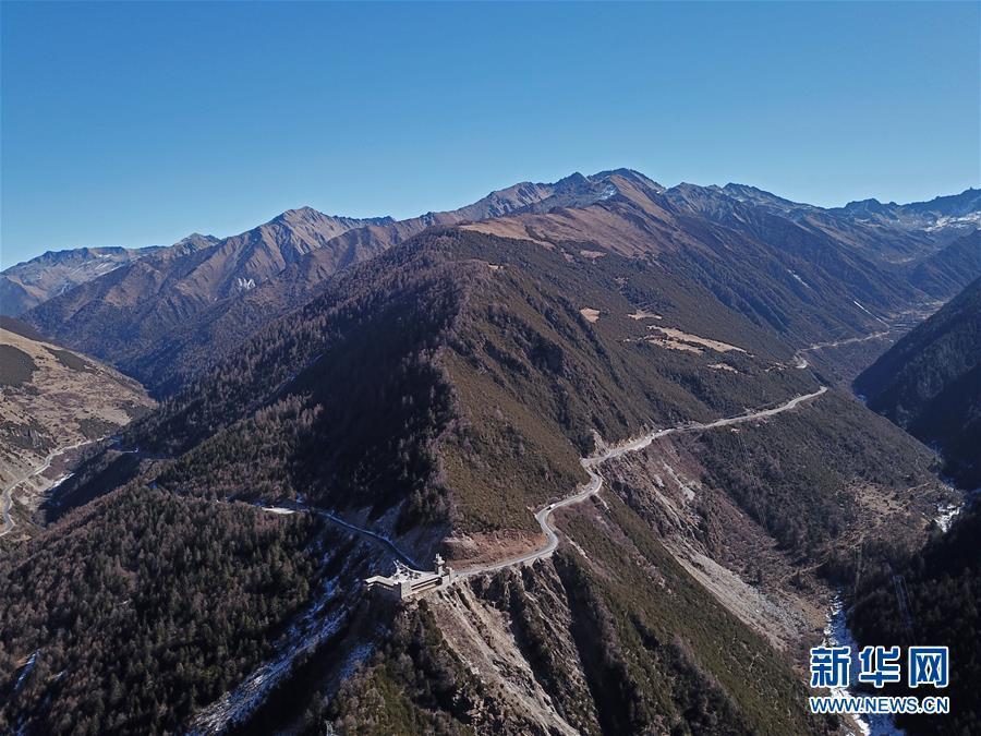 （圖文互動·新華全媒頭條）（1）讓農(nóng)民致富奔小康的道路越走越寬廣——黨的十八大以來以習(xí)近平同志為核心的黨中央關(guān)心農(nóng)村公路發(fā)展紀(jì)實