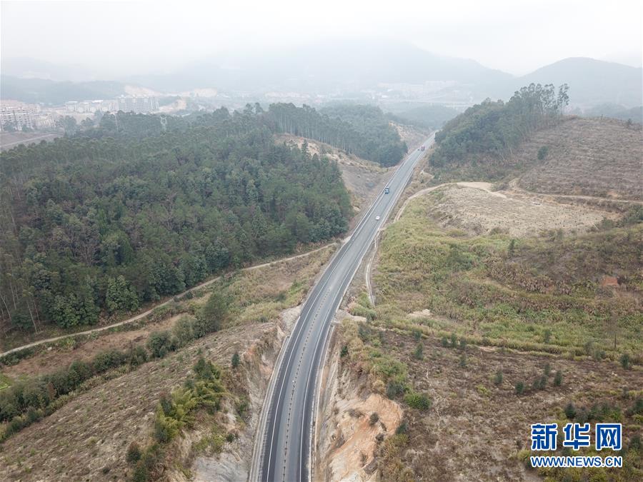 （圖文互動·新華全媒頭條）（2）讓農(nóng)民致富奔小康的道路越走越寬廣——黨的十八大以來以習(xí)近平同志為核心的黨中央關(guān)心農(nóng)村公路發(fā)展紀(jì)實