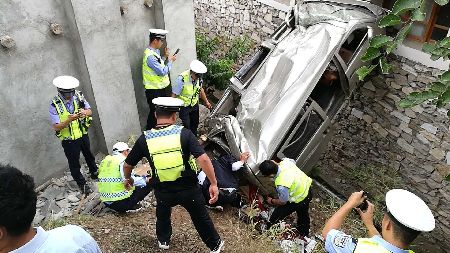 虎跳峽交警中隊救出3名交通事故被困人員