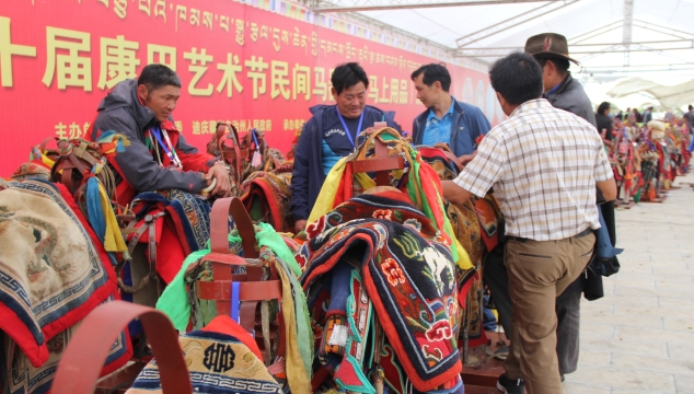 第十屆康巴藝術(shù)節(jié)民間馬器具展評(píng)活動(dòng)舉行