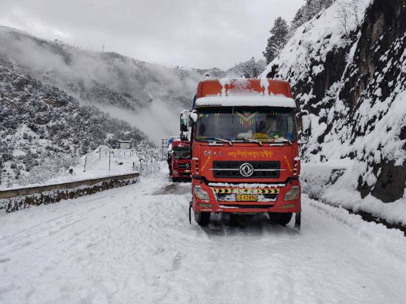 迪慶多處道路積雪結(jié)冰濕滑 出行須注意安全