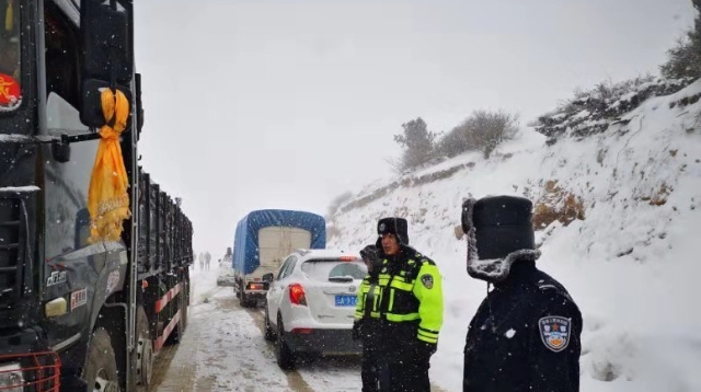 3月1日，迪慶州境內(nèi)普降大雪出行請注意安全