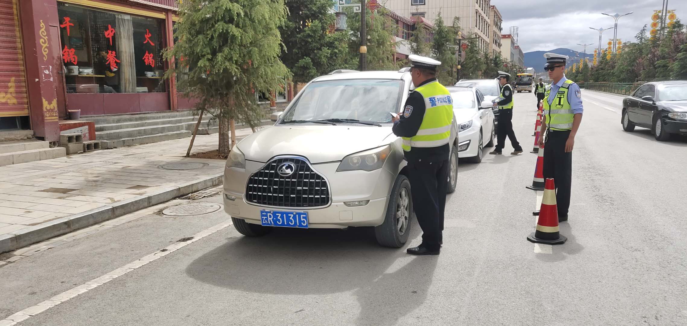 香格里拉城市交警大隊(duì)凈化城區(qū)道路交通安全環(huán)境