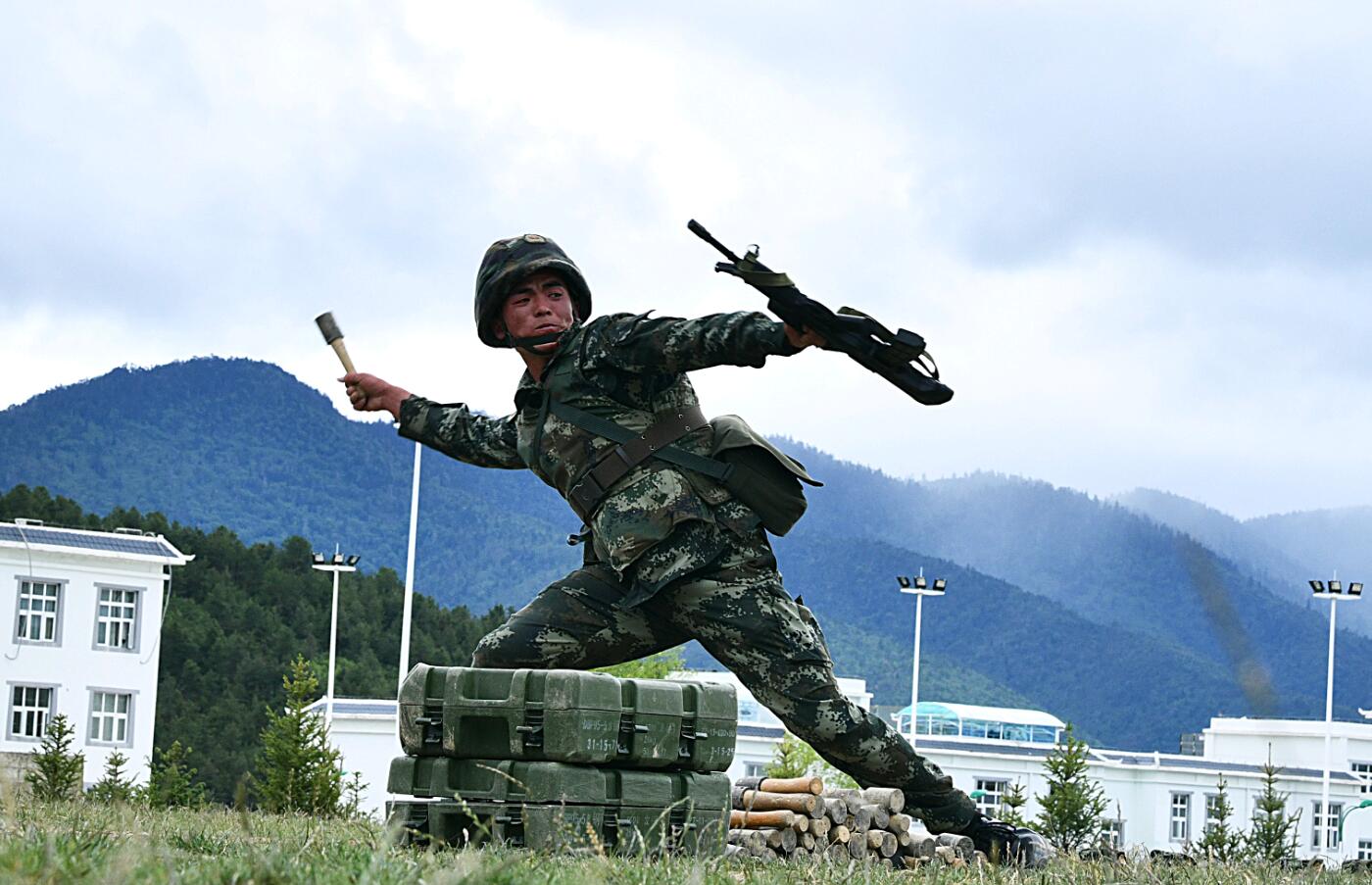 武警迪慶支隊(duì)掀起夏季大練兵熱潮