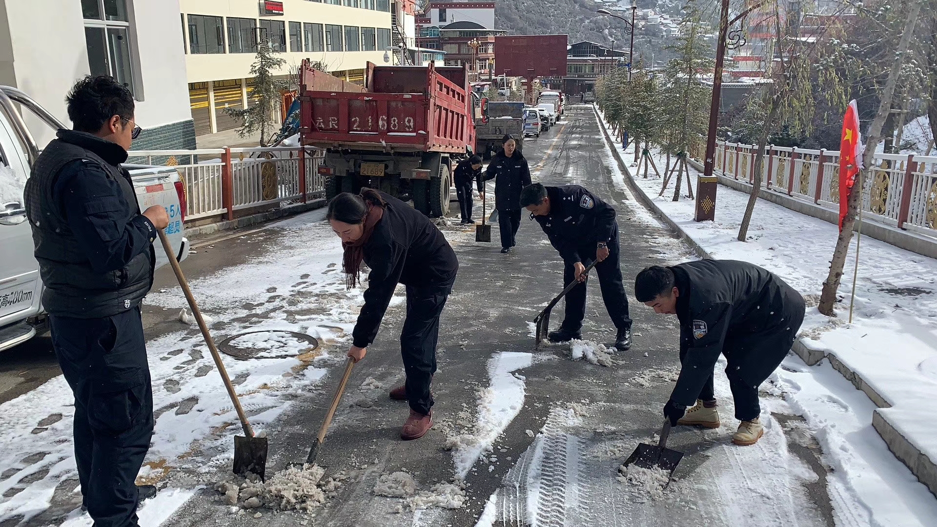 德欽交警清掃積雪“忙在前”