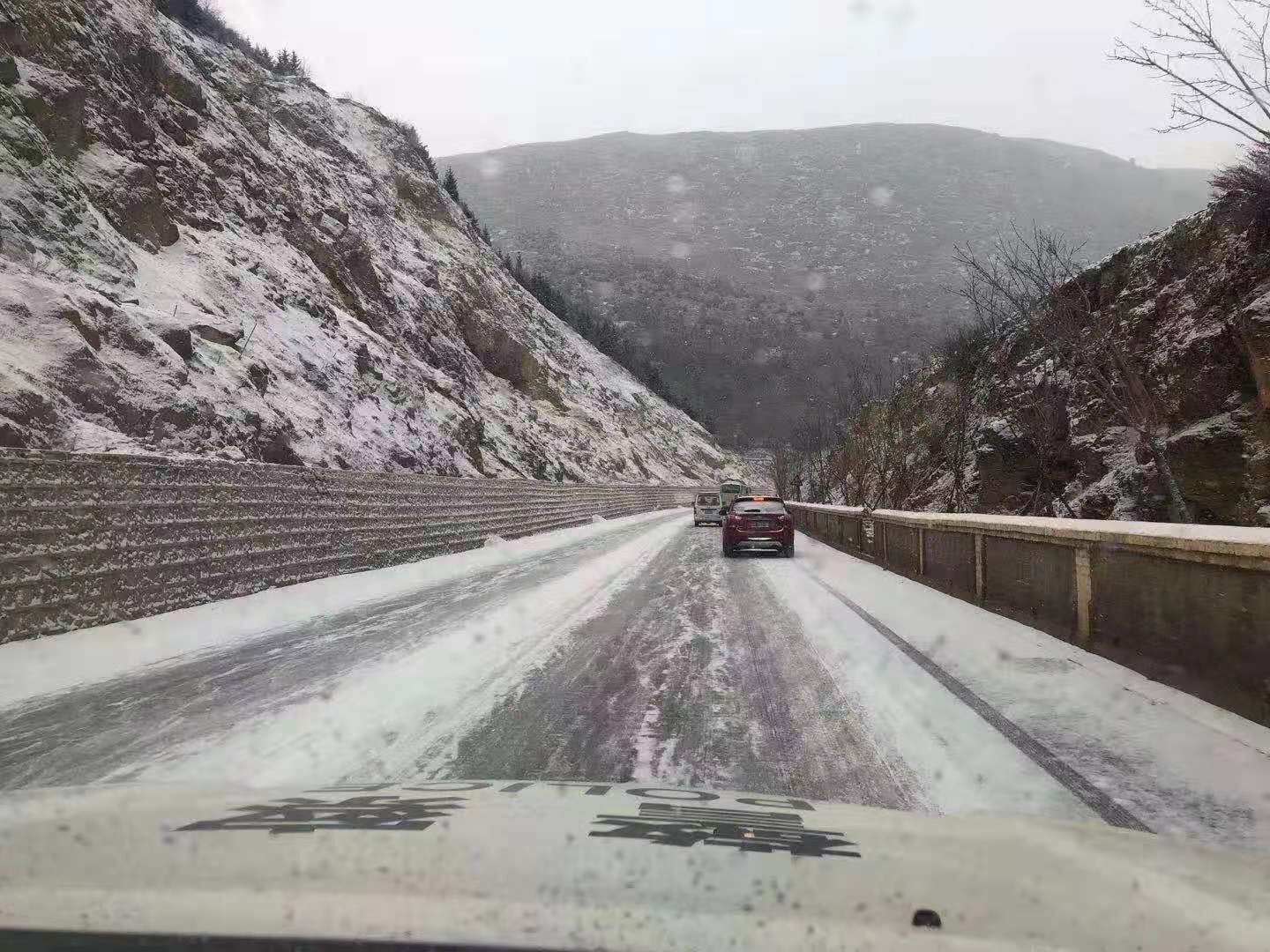 雪后路滑出行要小心！迪慶的親們，最新路況來了