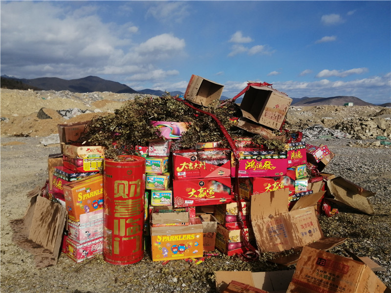 香格里拉市集中銷毀一批煙花爆竹