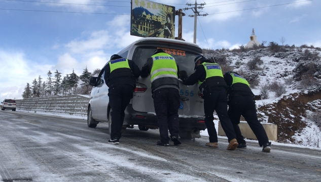 迪慶交警“浴雪”奮戰(zhàn)保平安