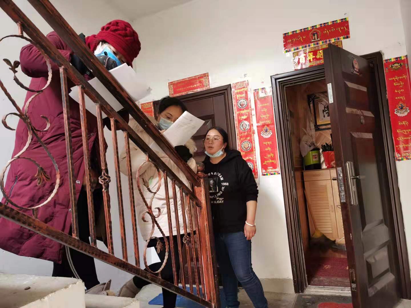 香格里拉市300余名干部進(jìn)小區(qū)開(kāi)展排查