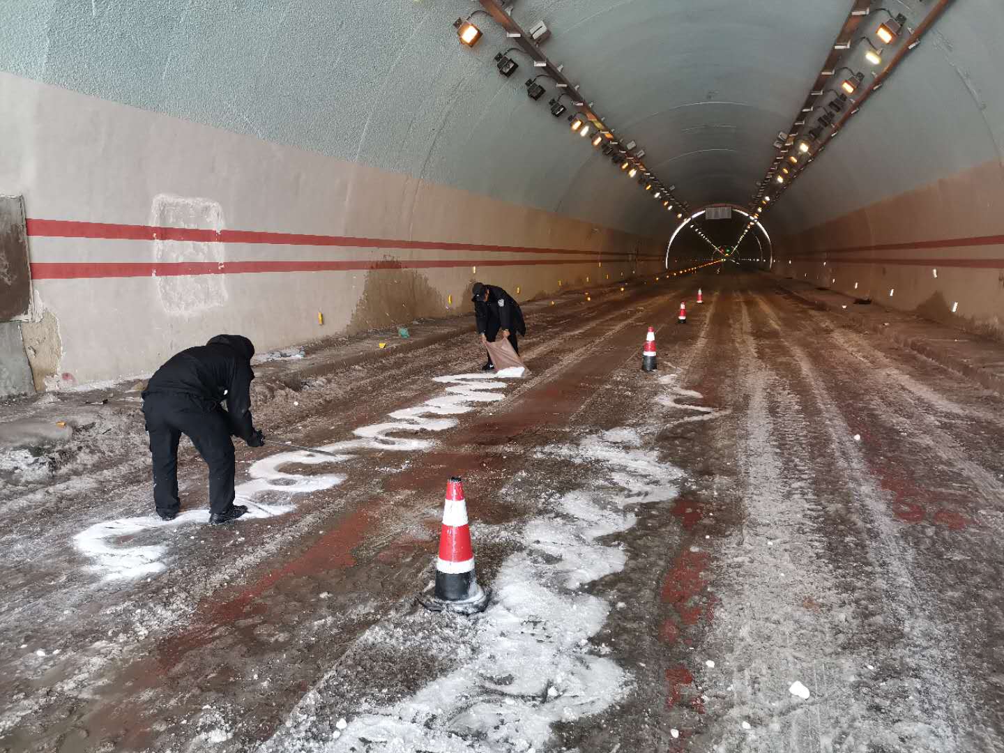 白馬雪山隧道大面積結(jié)冰，德欽交警撒鹽除冰保暢通