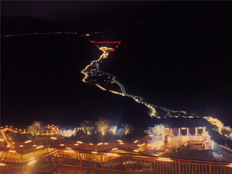 夜幕里閃耀的德欽“網(wǎng)紅朝圣路”，今天你打卡了嗎？