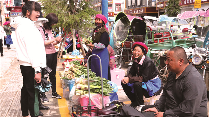 香格里拉市東旺路農(nóng)特產(chǎn)品攤點人氣旺