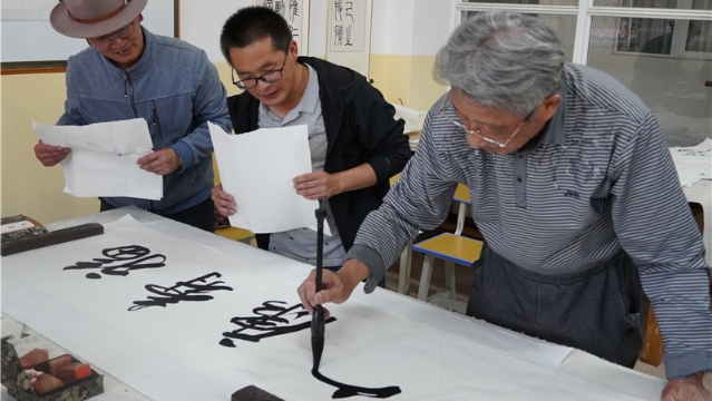 畫家團(tuán)隊(duì)走進(jìn)迪慶 將書畫藝術(shù)融入旅游景區(qū)和美麗村鎮(zhèn)建設(shè)中