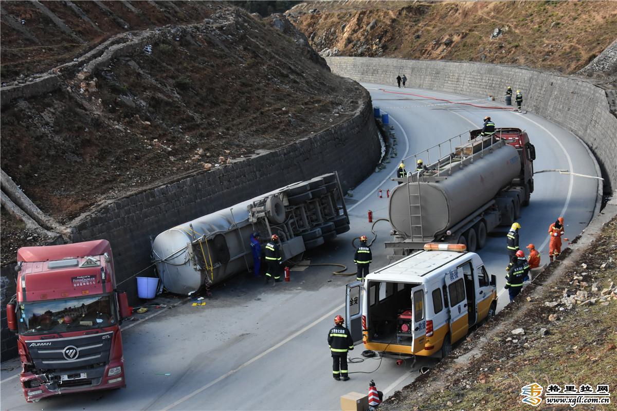 迪慶成功處置一起30噸汽油罐車側(cè)翻泄漏交通事故