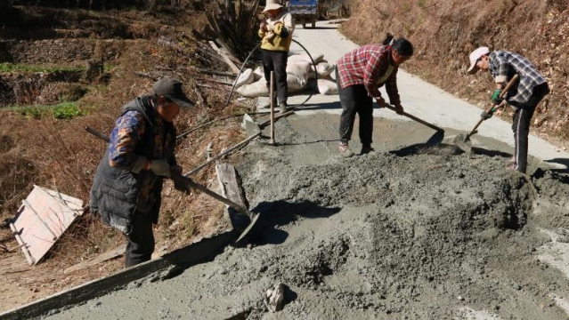 虎跳峽鎮(zhèn)群眾自發(fā)修繕田間路