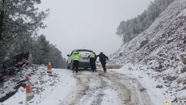 贊！迪慶交警抗冰雪保暢通