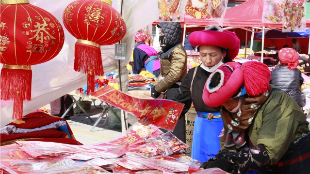 沖鴨！買(mǎi)年貨啦！香格里拉市民熱火朝天忙采購(gòu)！