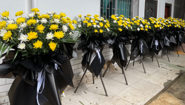 維西用鮮花表達哀思的祭掃方式正逐漸成為主流