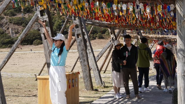 “五一”小長(zhǎng)假前三日，普達(dá)措國(guó)家公園客流量上萬(wàn)