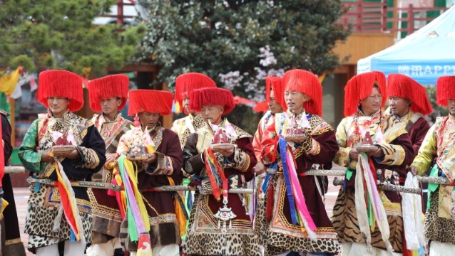 德欽縣第六屆神山祭祀活動在飛來寺觀景臺舉行