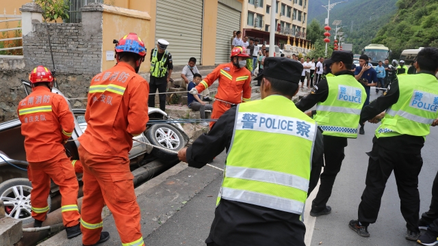 香格里拉經(jīng)濟(jì)開發(fā)區(qū)發(fā)生車禍，4人被困…