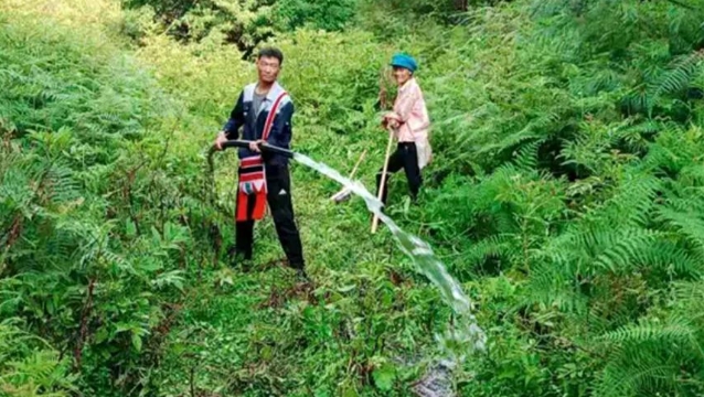 拉嘎洛村“兩委”：引來(lái)山泉水 甜了群眾心