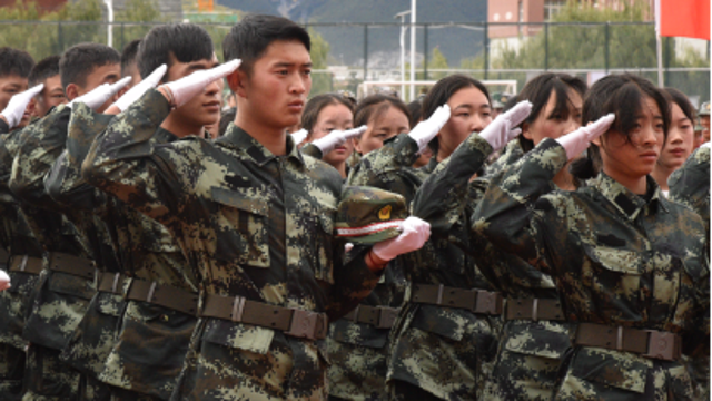 請檢閱，州民專軍訓匯報表演！