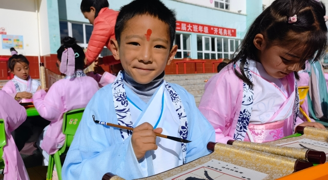 迪慶州幼兒園 “開筆典禮”儀式感十足