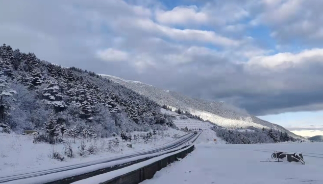 過(guò)往白馬雪山的駕駛員，請(qǐng)攜帶防滑鏈