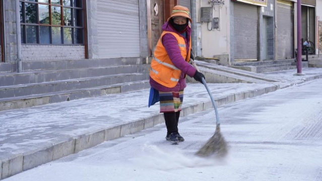 降雪后，香格里拉環(huán)衛(wèi)工掃雪不停歇