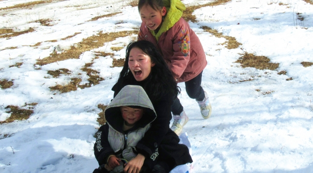 雪后，這里成了孩子們的“滑雪場(chǎng)”