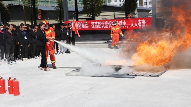 維西消防救援大隊(duì)到市政公司開展消防演練