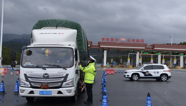 香麗高速公路交巡警大隊:統(tǒng)籌做好交通保障和疫情防控工作