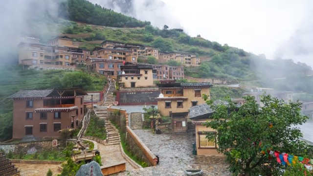 巴拉格宗景區(qū)對州內(nèi)游客實行半價優(yōu)惠