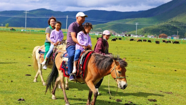 進(jìn)入旅游旺季，迪慶高原“熱”起來了