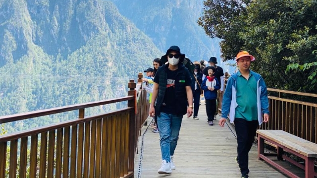 7月的迪慶草原花海、清風(fēng)涼爽，滿足你對(duì)夏天所有的想象！