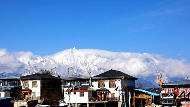 德欽縣升平鎮(zhèn)霧濃頂小組藏式民居與雪山相映成趣