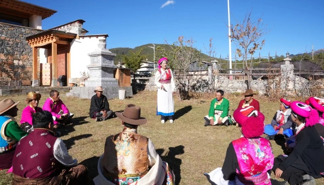 流動黨校老師深入香格里拉市小中甸鎮(zhèn)和平村支特村民小組扎西牧場講黨課