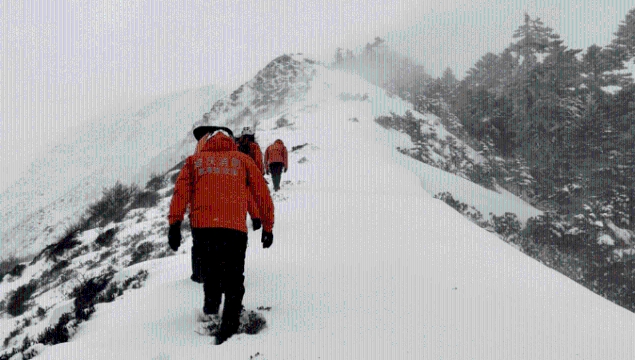 迪慶：2名游客被困4800米雪山?消防兩天一夜零下27度極限救援