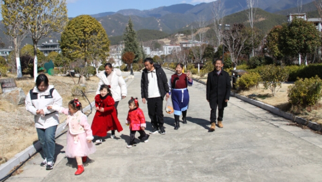 【錦繡中國年】維西居民帶小孩到公園游玩