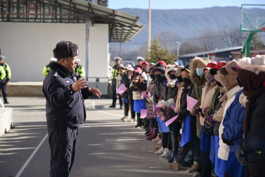 香麗高速公路交巡警大隊(duì)深入香格里拉市小中甸鎮(zhèn)團(tuán)結(jié)村、和平村、聯(lián)合村，開(kāi)展“禁止行人上高速”主題宣傳