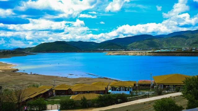 鼐思碧水藍(lán)天景區(qū)景色旖旎