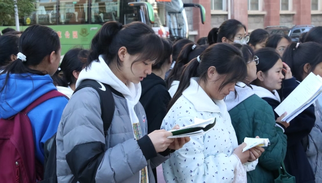 千名學子赴考 多部門聯(lián)動護航