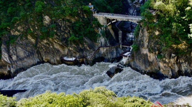 旅居云南 暢游山海｜香格里拉虎跳峽讓游客領(lǐng)略大自然的鬼斧神工