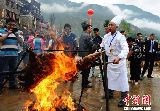 “生態(tài)美食 品味阿壩”烹飪大賽暨美食展現場。 安源 攝