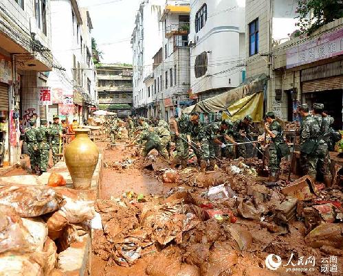 武警官兵正在清掃淤泥。（華坪縣政府新聞辦 供圖）