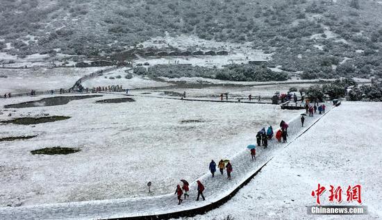 四川甘孜州稻城亞丁九月飄雪銀裝素裹(圖)